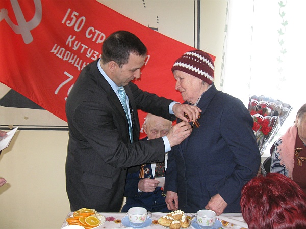 Юбилейные медали «65-лет Победы в Великой Отечественной войне 1941-1945 г.г.» вручает ветеранам войны и труженикам тыла глава районной администрации Ю.А. Григоревский. Март 2010 год Юбилейные медали «65-лет Победы в Великой Отечественной войне 1941-1945 г.г.» вручает ветеранам войны и труженикам тыла глава районной администрации Ю.А. Григоревский. Март 2010 год