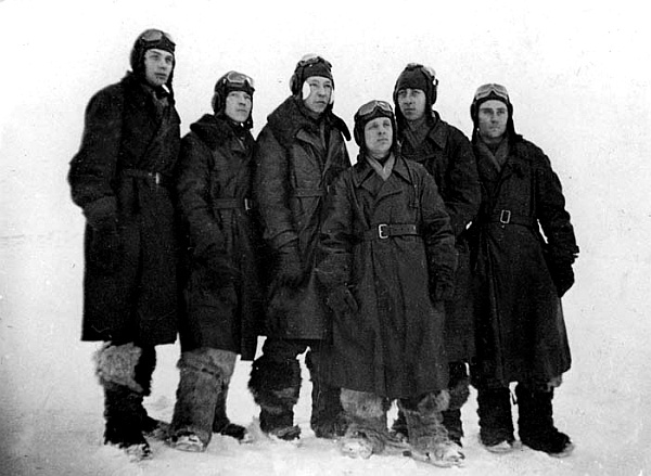 Группа летчиков, которой командовал Потапов Александр Семенович Группа летчиков, которой командовал Потапов Александр Семенович