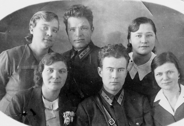 Работники аэродрома с. Андреевка с военными летчиками Работники аэродрома с. Андреевка с военными летчиками