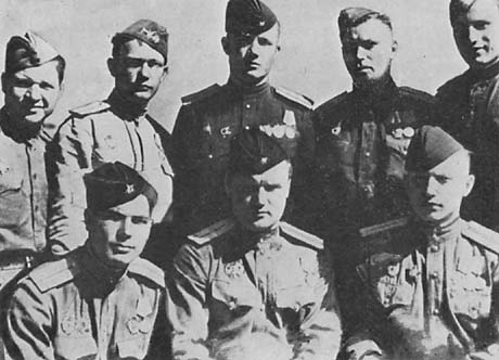 В первом ряду (в середине) Потапов Александр Семенович 1943 год В первом ряду (в середине) Потапов Александр Семенович 1943 год