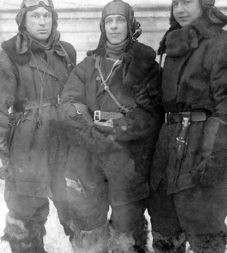 В центре Губрий Алексей Антонович В центре Губрий Алексей Антонович