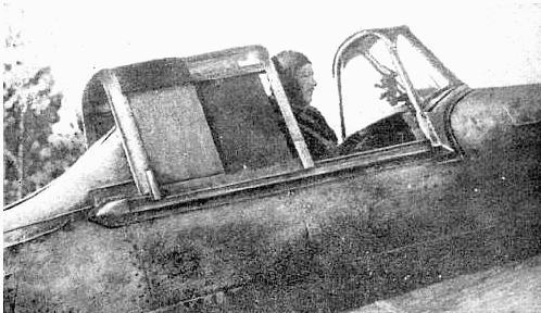 Губрий А.А. за штурвалом боевого самолета перед вылетом на задание Губрий А.А. за штурвалом боевого самолета перед вылетом на задание